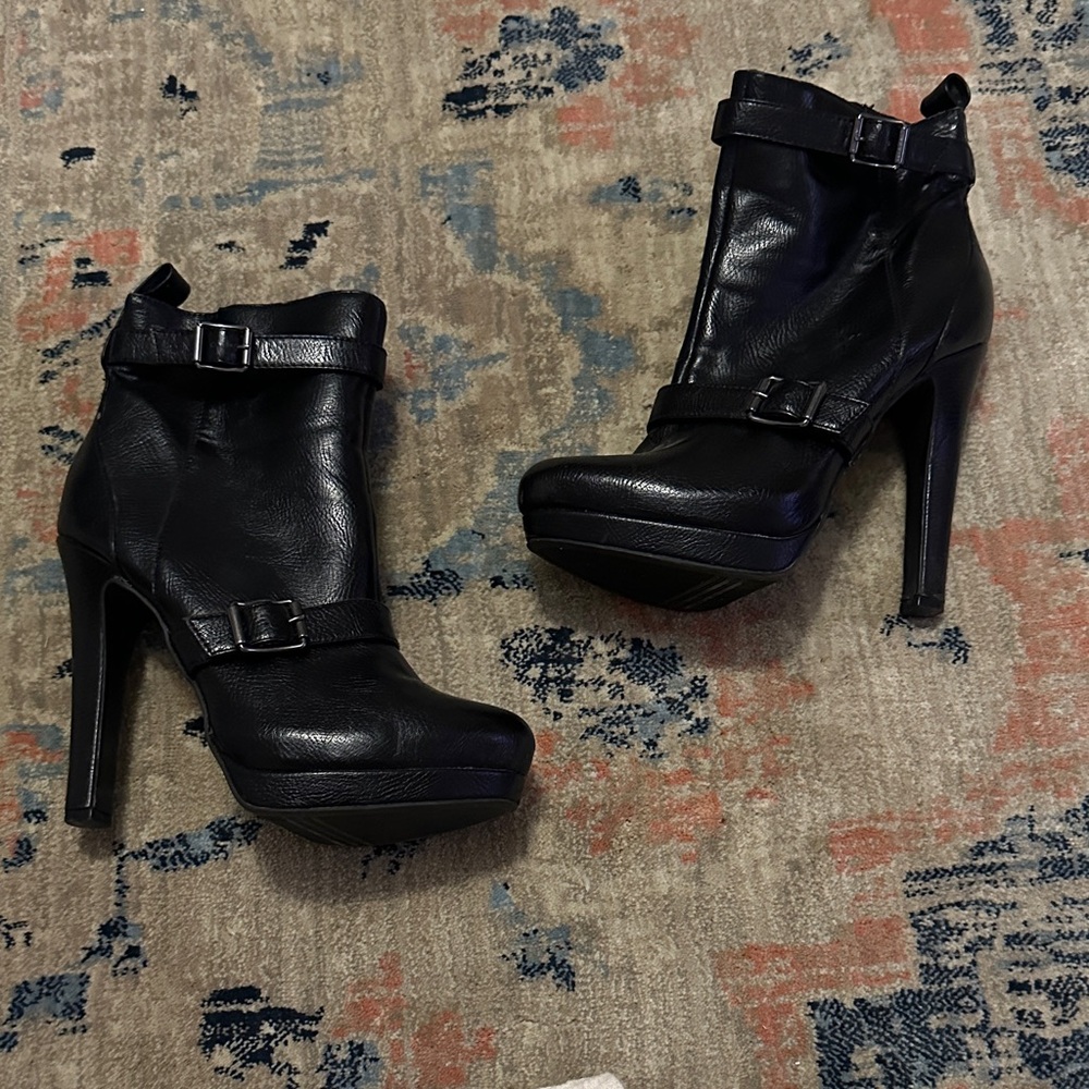 Vera Wang Black Leather Heeled Boots